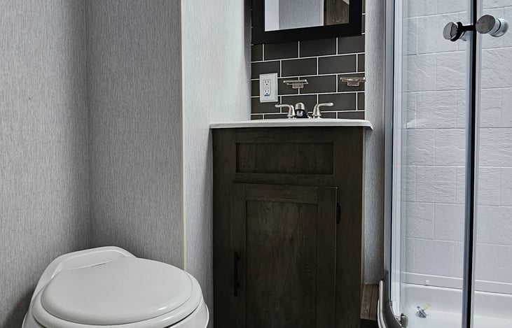 Full size bathroom makes it easy to feel clean