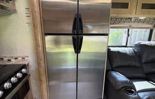 2019 Coachman Leprechaun 26' Sleeps up to 7