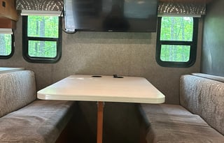 Winnebago-Superior Ride-Deluxe Living-Family Fun