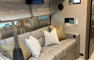 2024 Airstream RV Classic 33FB Twin