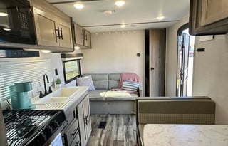Stay Cool in Like-new Travel Trailer w/2 ACs