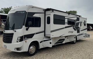 Glamping Getaway – FR3 34DS