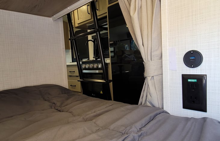 Charging outlet lower Bunk