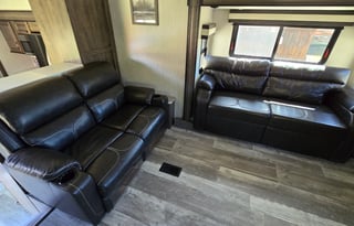 Freedom Wanderer: Your Luxury 5th Wheel Awaits!