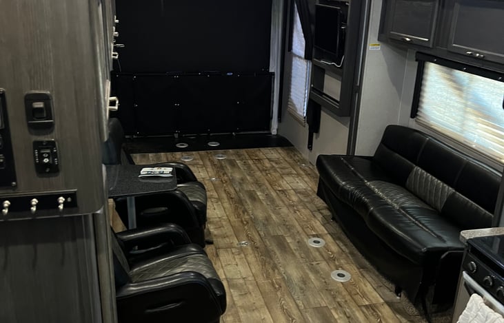 Main living quarters/Jackknife bed