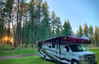 Lucy - Luxury RV for Your Stay in Camp Sherman