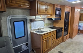 2004 Thor Four Winds Hurricane 32ft.