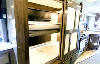 ! Creamy Flair 2021 - Modern & Reliable, Sleeps 10