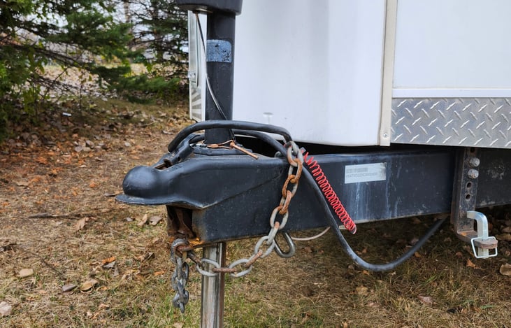 2-5/16 Ball hitch with weight distributing hitch and sway bar provided. Has a power jack and power front and back stabilizers. Wiring harness is a 7-pin round.