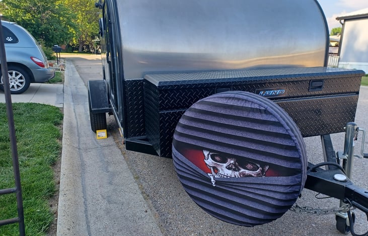 Peekaboo from the gallows.