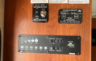 Holiday Rambler Admiral 32V