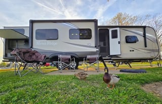 The Easy Living Retreat | Spacious RV + 1.5 Bath