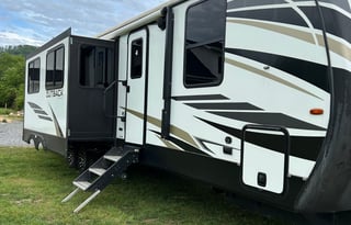 Outback | Large & Luxurious w/ Bunkhouse Sleeps 10