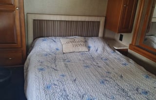2019 Winnebago Adventurer 27N