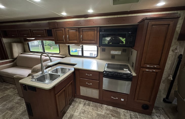 Nice L-shaped kitchen. Easy to cook and Watch TV.
