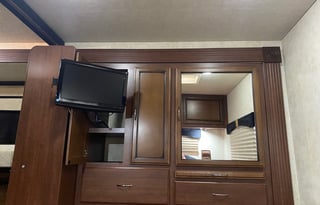 Adventure-Ready Bunkhouse RV – Sleeps 8