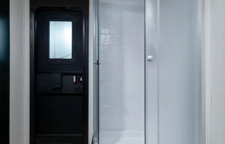 Full bath with real shower doors!!!!!
