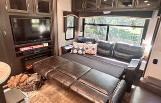 Modern 5th Wheel: Fireplace, Island & 2 Queens