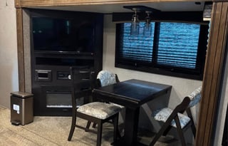 2019 Jayco 5th wheel-4 slides, outdoor kitchen