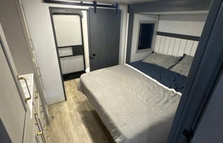 LUXURY 2 BED, 2 BATH RV W/ PRIVATE SUITE & ENTRY