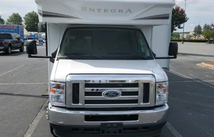 Easy to drive Ford E-450 chassis with power steering and anti-lock brakes