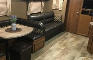 3 BEDS SPACIOUS AND COMFY DISCOUNT M2M AVAILABLE