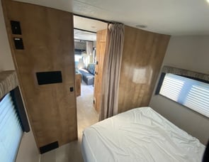 Coachmen RV Leprechaun 270QB Ford 350