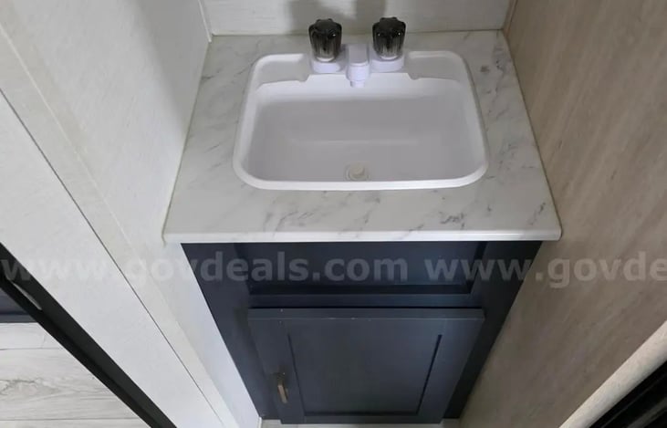 Hand washing sink