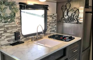 Coleman Lantern LT 17B Travel Trailer