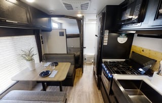 Luxury RV w/patio, Relax - bbq