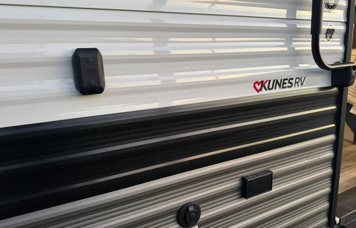 TV KeBloc TV mount, HD antenna hookup and outlet