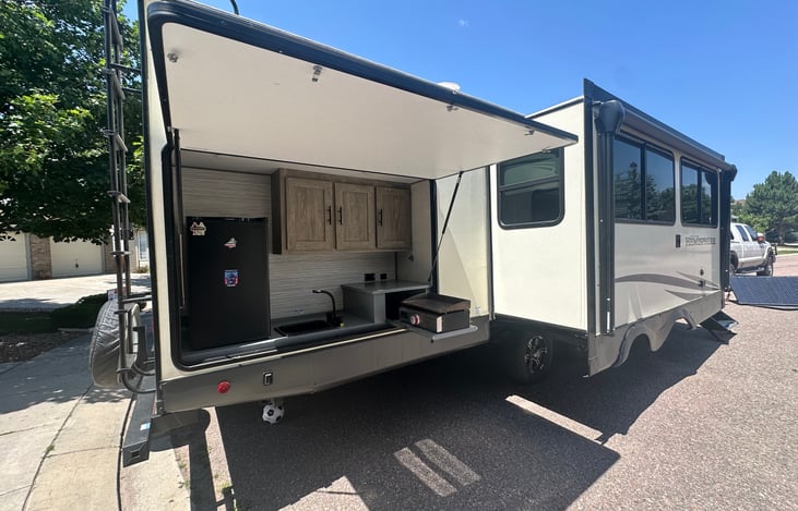 Outdoor Kitchen: store beverages in the outdoor fridge so they are easily accessible!