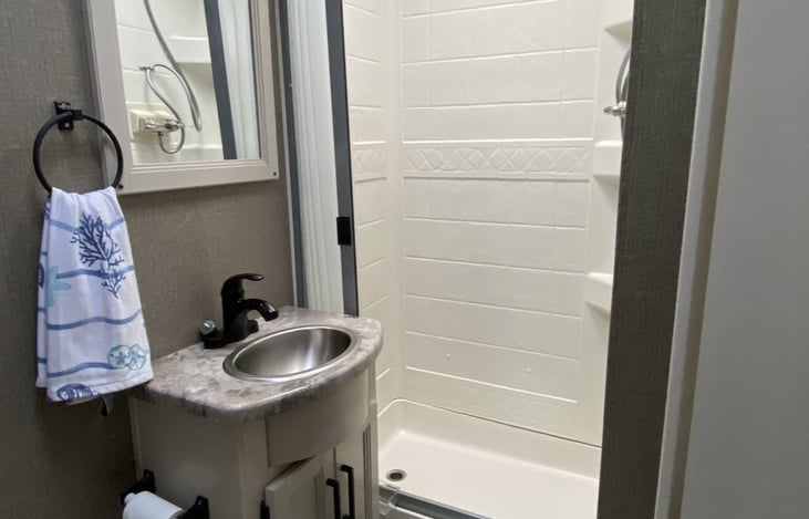 Full Bath w Toiletries & Towels