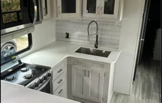 Four Paws Fifth Wheel