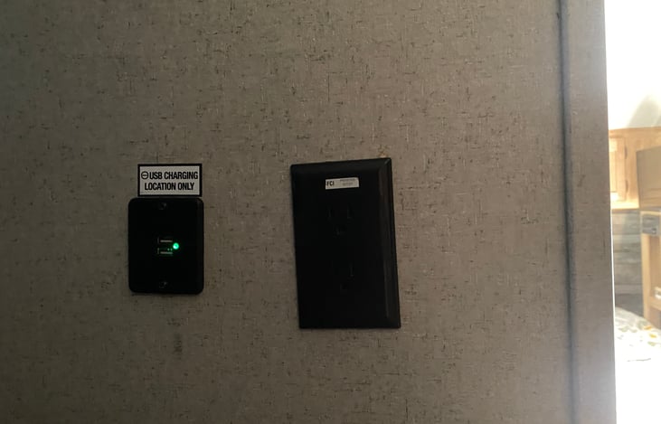 USB CHARGER & OUTLET