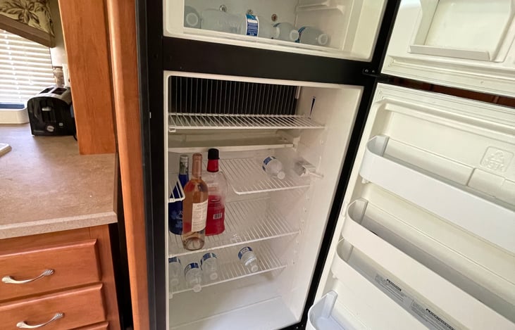 Ice cold Dometic Refrigerator freezer runs on gas or electric with automated transfer swith