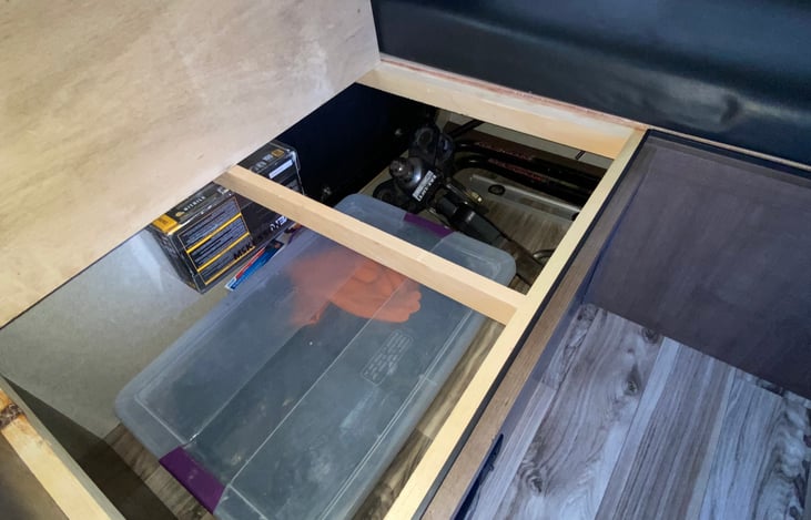 Dinette: left side storage