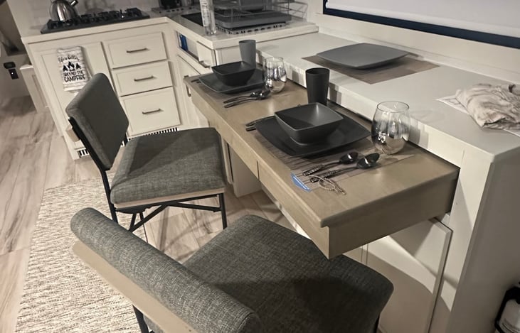 Time to enjoy a meal indoors on those chilly nights!! 💨🍽️🍷