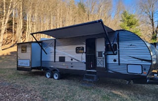 MOJO'S 32' East West