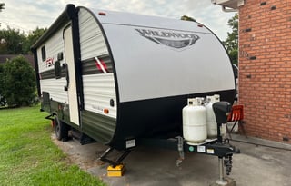 Razzmatazz RV Rental- Pet Friendly