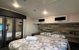 Delivery Only - Huge space 5th wheel