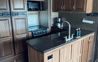 This is a 5th wheel trailer.  Special hitch req’d