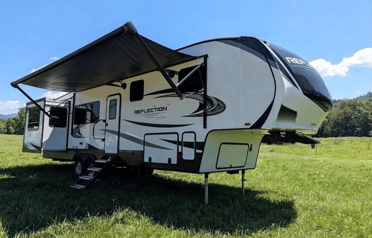 Spacious 2022 Grand Design Reflection 340RDS 5th wheel! Features a signature rear den with dual sofas, theater seating, fireplace, gourmet kitchen, king/queen bed, and 3 slides for ultimate luxury.