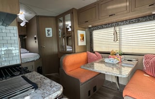 2019 Thor Motor Coach Four Winds 22E  800w solar