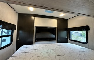 32 Ft Travel Trailer King size bed! Sleeps 8-10