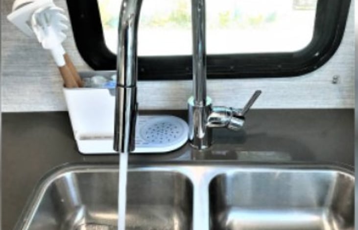 two bowl sink with pull out sprayer