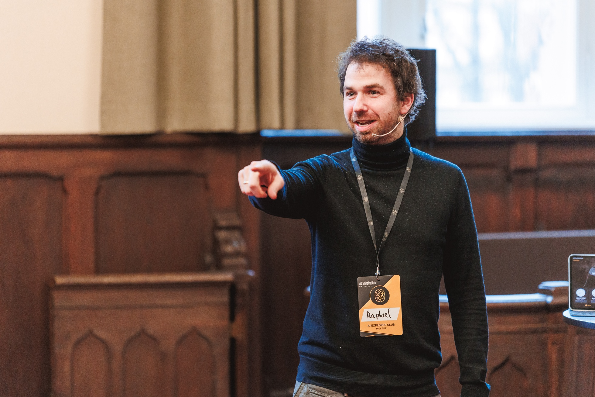 Raphael auf der Bühne — Speaker beim AI Crashkurs