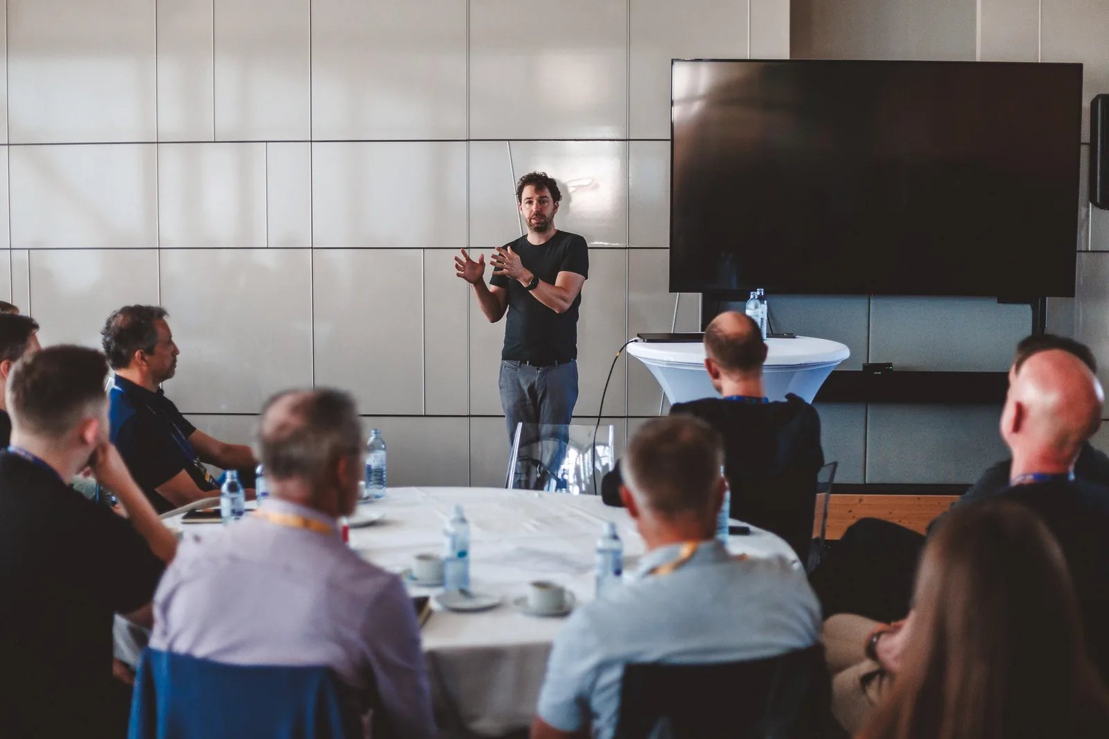Raphael Schaad im Workshop mit Teilnehmern an runden Tischen — offener Austausch über das, was wirklich funktioniert.