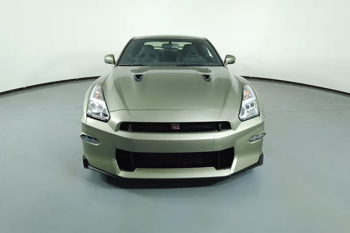 2024 Nissan GT-R T-spec photo 2 of 21