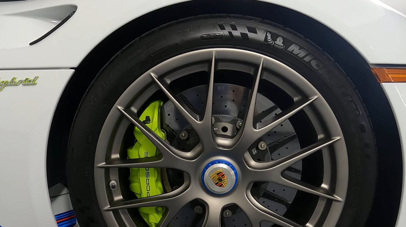2015 Porsche 918 Spyder Weissach photo 18 of 28
